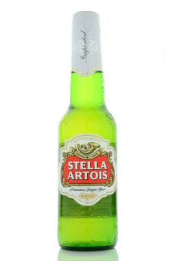 Beyaz arka plan üzerinde izole Stella Artois pilsner bira.