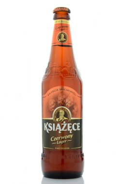 Ksiazece kırmızı lager bira beyaz arka plan üzerinde izole.