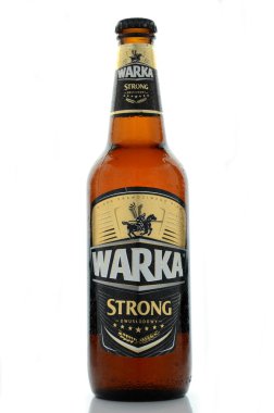Beyaz arka plan üzerinde izole Warka güçlü bira.