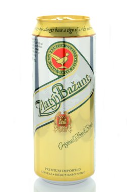 Beyaz arka plan üzerinde izole Zlaty Bazant bira.