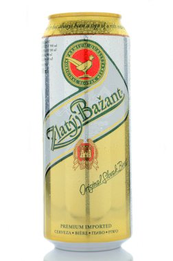 Beyaz arka plan üzerinde izole Zlaty Bazant bira.