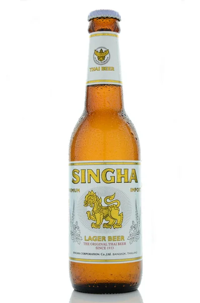 Beyaz arka plan üzerinde izole Singha bira. — Stok fotoğraf
