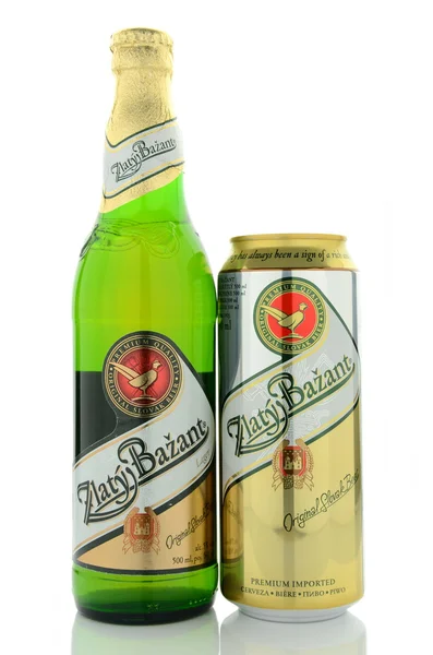 Cerveza Zlaty Bazant aislada sobre fondo blanco . —  Fotos de Stock