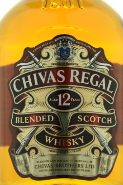Beyaz arka plan üzerinde izole Chivas Regal whisky.