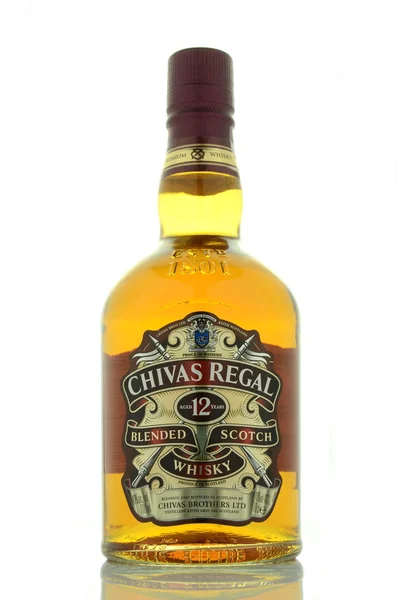 Beyaz arka plan üzerinde izole Chivas Regal whisky.