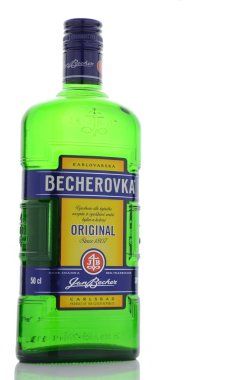 Beyaz arka plan üzerinde izole Becherovka şişe.