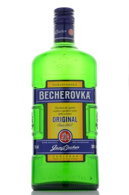 Beyaz arka plan üzerinde izole Becherovka şişe.