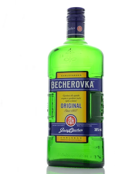 Lahev Becherovka izolovaných na bílém pozadí. — Stock fotografie