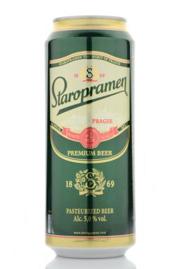 Beyaz arka plan üzerinde izole Staropramen premium bira