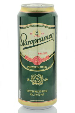 Beyaz arka plan üzerinde izole Staropramen premium bira