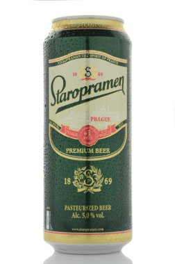 Beyaz arka plan üzerinde izole Staropramen premium bira