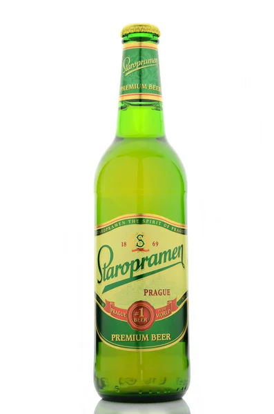 Staropramen premium bier geïsoleerd op witte achtergrond — Stockfoto