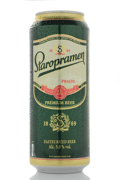 Staropramen premium cerveja isolada sobre fundo branco — Fotografia de Stock