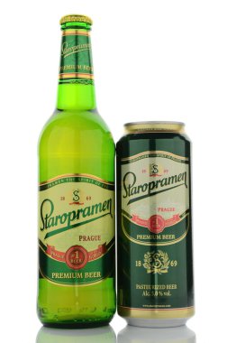 Beyaz arka plan üzerinde izole Staropramen premium bira.