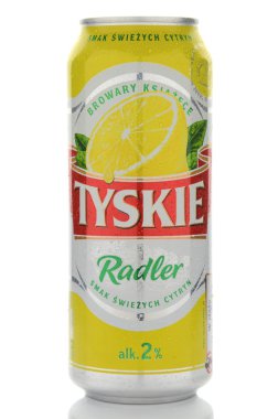 Beyaz arka plan üzerinde izole Tyskie radler bira