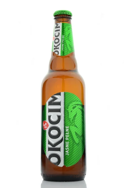 Okocim birra piena luce isolata su sfondo bianco — Foto Stock