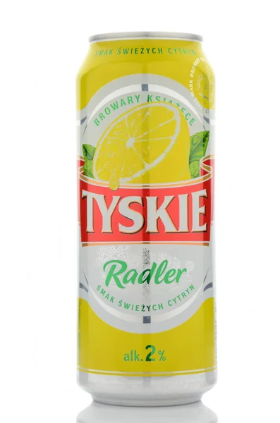 孤立在白色背景上的 Tyskie radler 啤酒 — 图库照片