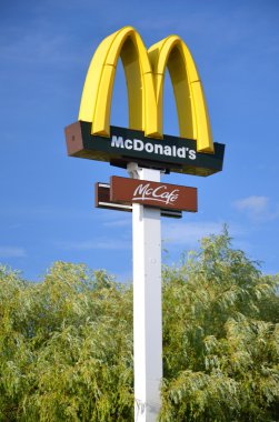 Mcdonalds işareti mavi gökyüzü karşı