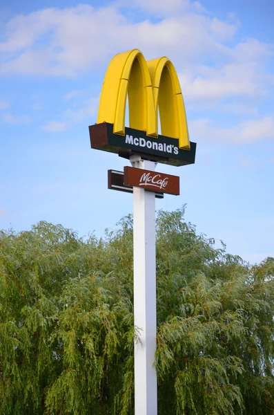 Teken van Mcdonalds tegen blauwe hemel — Stockfoto