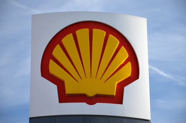 Teken van Shell tegen blauwe hemel Stockafbeelding