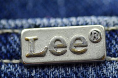 Mavi jeans etiketinde closeup Lee.