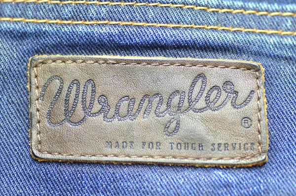 Fechar a etiqueta Wrangler em jeans azuis — Fotografia de Stock