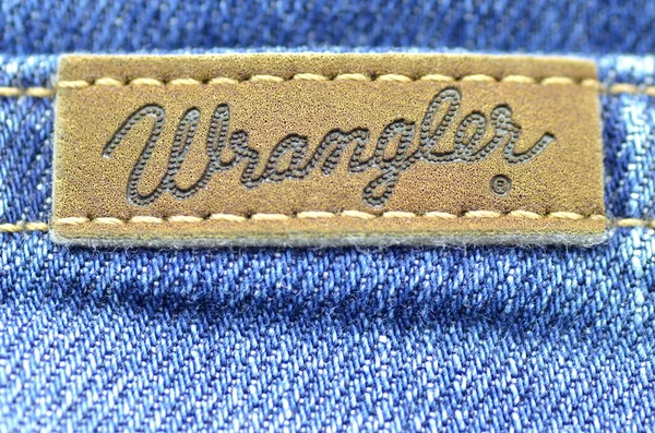 Крупним планом Wrangler етикетки на сині джинси — стокове фото