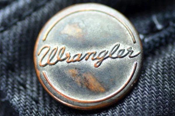 Крупним планом Wrangler кнопки на сині джинси — стокове фото