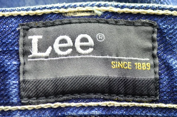Крупним планом Лі етикетки на сині джинси. — стокове фото