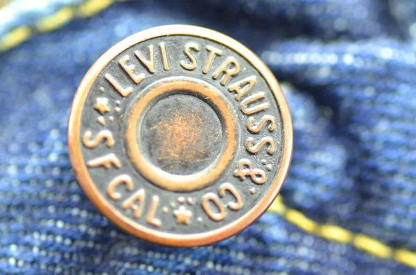 Gros plan du bouton Levi Strauss sur un jean bleu — Photo