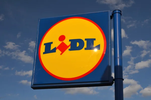 Sign of Lidl against blue sky — Stock Photo, Image