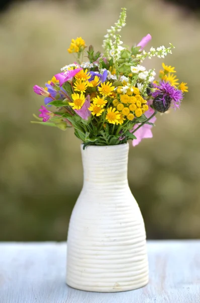 Прекрасный букет полевых цветов в вазе — стоковое фото