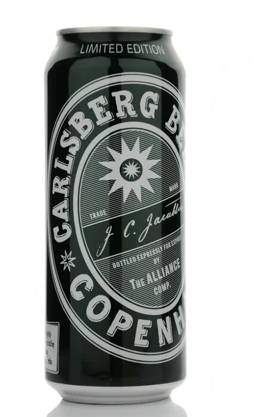 Beyaz arka plan üzerinde izole carlsberg bira — Stok fotoğraf