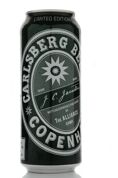 Cerveza Carlsberg aislada sobre fondo blanco —  Fotos de Stock