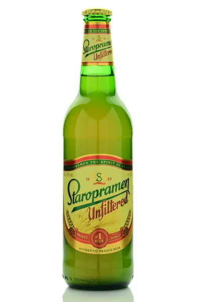 Filtresiz Staropramen premium bira üzerinde beyaz izole — Stok fotoğraf