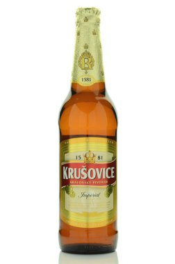 Beyaz arka plan üzerinde izole Krusovice premium bira.
