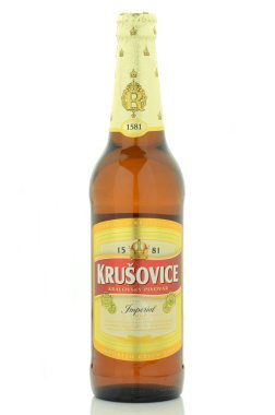Beyaz arka plan üzerinde izole Krusovice premium bira.