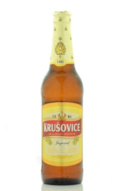 Beyaz arka plan üzerinde izole Krusovice premium bira.