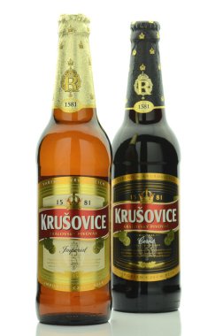 Beyaz arka plan üzerinde izole Krusovice premium bira.