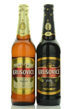 Beyaz arka plan üzerinde izole Krusovice premium bira.