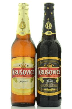 Beyaz arka plan üzerinde izole Krusovice premium bira.