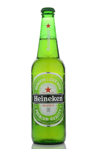 Heineken lager öl isolerade på vit bakgrund — Stockfoto