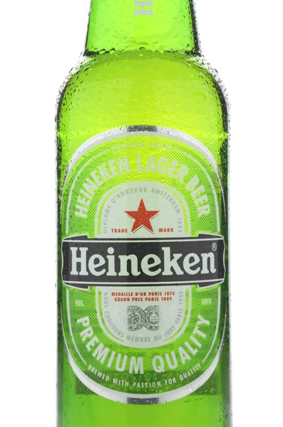 Heineken μπύρα lager που απομονώνονται σε λευκό φόντο — Φωτογραφία Αρχείου