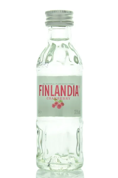 Finlandia vodka natural aromatizado aislado sobre fondo blanco — Foto de Stock