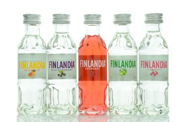 Doğal aromalı Finlandia votka beyaz arka plan üzerinde izole çeşitli