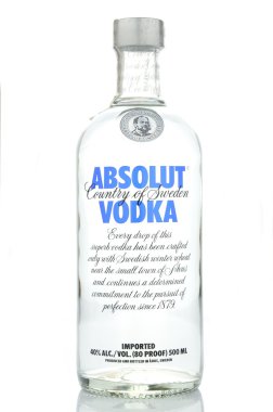 Beyaz arka plan üzerinde izole Absolut votka
