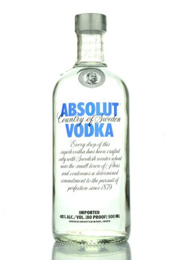 Beyaz arka plan üzerinde izole Absolut votka