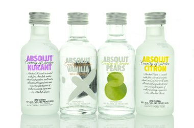 Beyaz arka plan üzerinde izole aromalı Absolut votka çeşitli