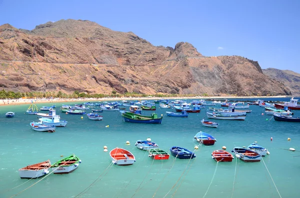 Kolorowe rybackie łodzie na plaży Teresitas na Teneryfie — Zdjęcie stockowe