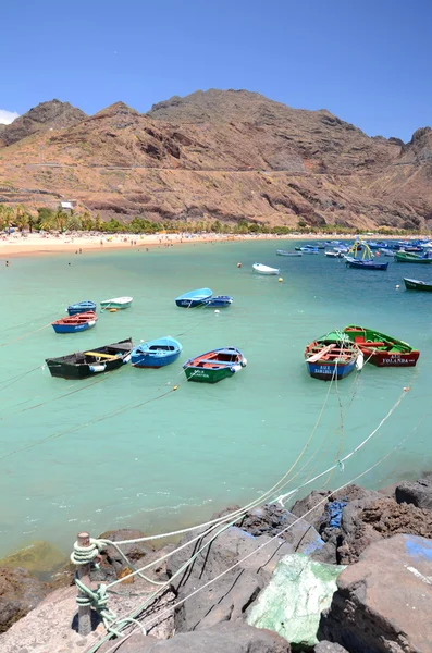 Bunte Fischerboote auf der Playa de las Teresitas auf Teneriffa, Spanien — Stockfoto